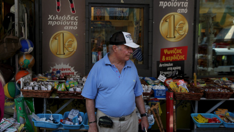 Un turista frente a una tienda de todo a un euro en Atenas. REUTERS/Yiannis Kourtoglou Un turista frente a una tienda de todo a un euro en Atenas. REUTERS/Yiannis Kourtoglou