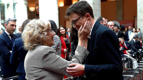 La alcaldesa de Madrid, Manuela Carmena, y el diputado de Podemos Iñigo Errejón durante el acto conmemorativo de la Fiesta del 2 de Mayo EFE/CHEMA MOYA La alcaldesa de Madrid, Manuela Carmena, y el diputado de Podemos Iñigo Errejón durante el acto conmemorativo de la Fiesta del 2 de Mayo EFE/CHEMA MOYA