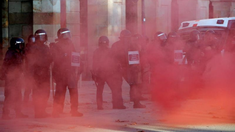 Agentes de los Mossos d'Esquadra a las puertas del Parlament de Catalunya Agentes de los Mossos d'Esquadra a las puertas del Parlament de Catalunya