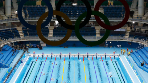 Los aros olímpicos presiden el impresionante centro acuático de Río. /REUTERS