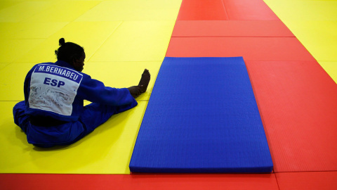 La española María Bernabéu estira tras un entrenamiento en el Arena Carioca 2, sede de la competición de judo. /REUTERS