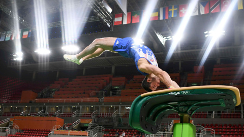 Los trampolines aguantan los ensayos de los gimnastas en el pabellón del Parque Olímpico. /REUTERS