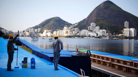 Las últimas pinceladas en las pasarelas de acceso al canal de remo y piragüismo de Río. /REUTERS