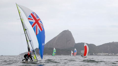 Las embarcaciones que competirán en vela ya han probado la polémica Bahía de Guanabara. /REUTERS