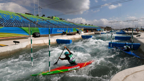 Espectacular imagen de un entrenamiento de piragüistas en las aguas bravas de Río con las gradas todavía vacías. /REUTERS