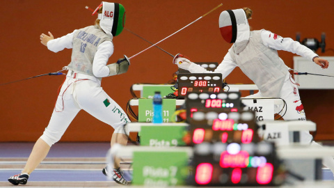 Los esgrimistas calientan sus muñecas y velan armas. /REUTERS