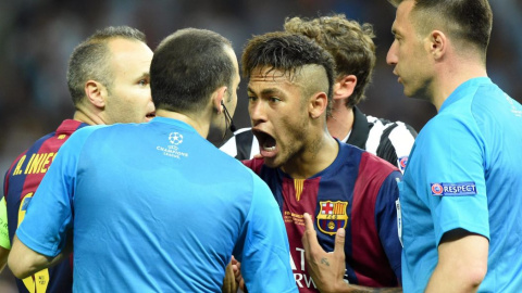 El jugados del FB Barcelona Neymaer protesta ante el árbitro. EFE El jugados del FB Barcelona Neymaer protesta ante el árbitro. EFE