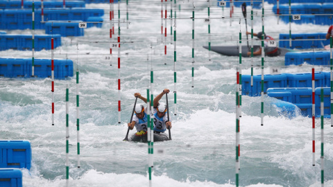 El canal de aguas bravas también está a pleno rendimiento. Los piragüistas siguen probándolo. /REUTERS