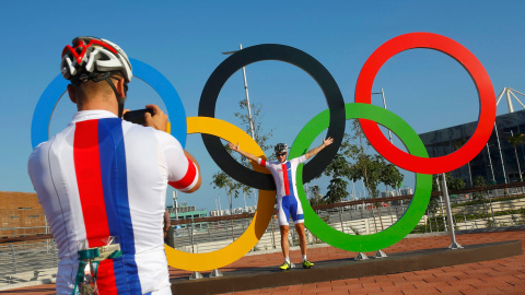No hay deportista que no se fotografie estos días posando en los anillos olímpicos. /REUTERS