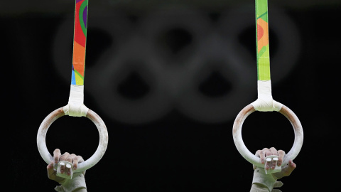 Las anillas y los anillos. Los gimnastas se entrenan al máximo en uno de los pabellones olímpicos. /REUTERS