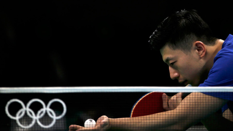 El tenis de mesa también está listo. Un jugador, concentrado antes de realizar un saque. /REUTERS