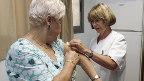 Una mujer es vacunada contra el virus de la gripe en un centro de salud de Santa Cruz de Tenerife. Una mujer es vacunada contra el virus de la gripe en un centro de salud de Santa Cruz de Tenerife.