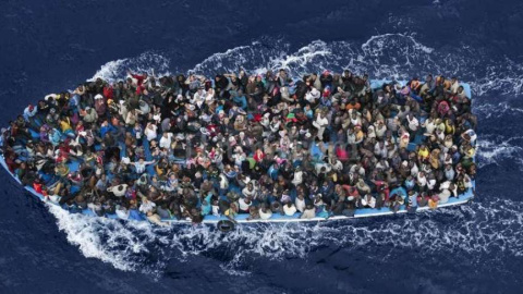 Patera repleta de inmigrantes.- EFE Patera repleta de inmigrantes.- EFE