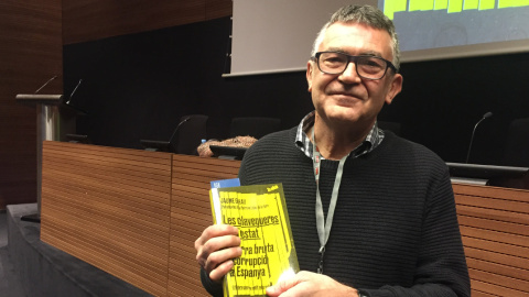 El guionista Jaume Grau amb el seu darrer llibre, Les clavegueres de l'estat. CB