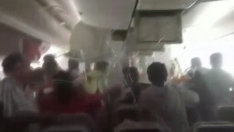 Captura de pantalla que muestra el momento en que se trata de evacuar al pasaje del avión de Emirates incendiado.- REUTERS Captura de pantalla que muestra el momento en que se trata de evacuar al pasaje del avión de Emirates incendiado.- REUTERS