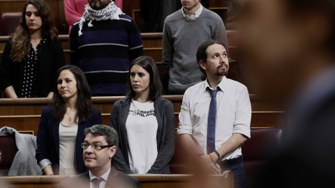 Los diputados de Podemos (en la imagen Pablo Iglesias, Irene Montero, Ione Belarra, ïñigo Errejon, Rafael Mayoral, y Noelia Vera) permanecen de pie sin aplaudir tras el discurso ofrecido en el Congreso de los Diputados por el presidente de Los diputados de Podemos (en la imagen Pablo Iglesias, Irene Montero, Ione Belarra, ïñigo Errejon, Rafael Mayoral, y Noelia Vera) permanecen de pie sin aplaudir tras el discurso ofrecido en el Congreso de los Diputados por el presidente de