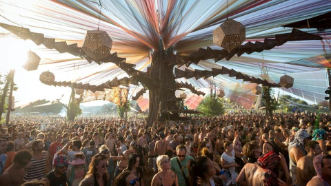 Fotografía de los asistentes en el primer escenario del 13º Festival O.Z.O.R.A cerca de la localidad de Ozora, a 123 kilómetros al sur de Budapest (Hungría). El festival, de siete días de duración, es una de las mayores citas de música psic