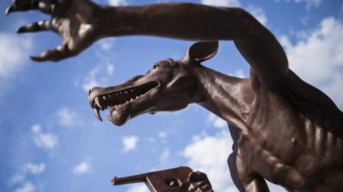 Detalle de la exposición 'Die Woelfe sind zurueck?' (¿Los lobos han vuelto?) delante de la estación central de Berlín, en Alemania. El artista alemán Rainer Opolka pretende concienciar a través de su obra sobre la xenofobia, el odio y la ex