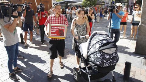 Ignacio Javierre (i) y María Hernández (d), padres del niño a quien el Registro Civil de Fuenlabrada (Madrid) impidió que llamaran Lobo, a las puertas de la Dirección General de los Registros y del Notariado, donde han presentado el recurso