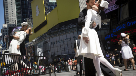 Actores recrean la famosa imagen de un marinero besando a una enfermera en el 70 aniversario del día de la Victoria sobre Japón, cerca de una escultura de la escena en Times Square de Nueva York. REUTERS / Brendan McDermid
