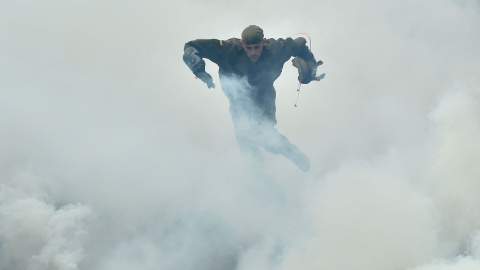 Un voluntario del batallón de extrema derecha Azov participa en una competición en Kiev el 14 de agosto 2015 antes de salir a la zona de batalla en el este de Ucrania. AFP PHOTO / SERGEI SUPINSKY