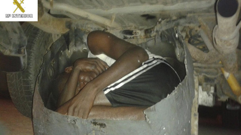 Un joven africano, se coló en un compartimiento oculto en un coche para tratar de entrar en Melilla, 14 de agosto de 2015. REUTERS / Ministerio de Interior