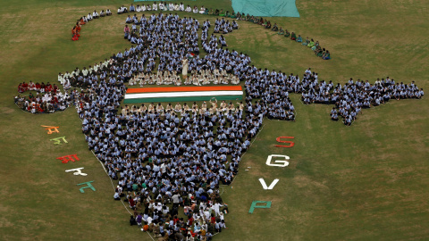 Estudiantes forman un mapa de la India dentro de las instalaciones de la escuela durante las celebraciones del Día de la Independencia en Ahmedabad, India, 14 de agosto de 2015. REUTERS / Dave Amit