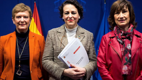 La ministra de Trabajo, Magdalena Valerio (c), explicó el presupuesto de su departamento para este año, que incluye novedades como el aumento de las pensiones o la recuperación del subsidio para parados mayores de 52 años. /EFE La ministra de Trabajo, Magdalena Valerio (c), explicó el presupuesto de su departamento para este año, que incluye novedades como el aumento de las pensiones o la recuperación del subsidio para parados mayores de 52 años. /EFE