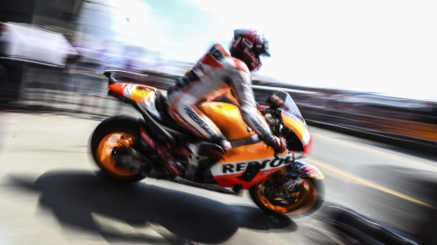 El piloto español de MotoGP Marc Márquez, del equipo Honda, durante la primera sesión de entrenamientos en el circuito Masaryk de Brno, República Checa, hoy, 14 de agosto de 2015. El Gran Premio de la República Checa se celebrará el próximo