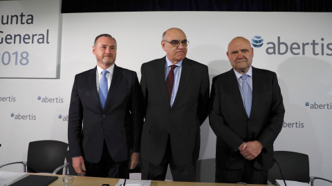 El presidente de Abertis, Salvador Alemany (c), el consejero delegado José Aljaro (i), y el director de comunicación de Abertis, Juan M. Hernández Puértolas (d), durante la rueda de prensa previa a la junta de accionistas. EFE/ Fernando Alv El presidente de Abertis, Salvador Alemany (c), el consejero delegado José Aljaro (i), y el director de comunicación de Abertis, Juan M. Hernández Puértolas (d), durante la rueda de prensa previa a la junta de accionistas. EFE/ Fernando Alv