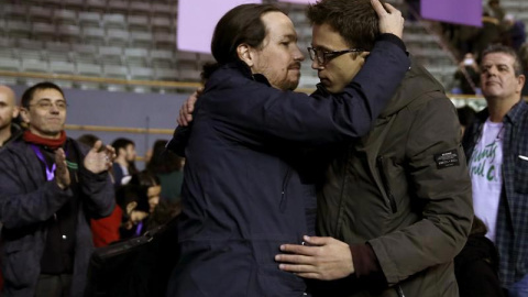 El secretario político de Podemos, Íñigo Errejón (d), y el secretario general, Pablo Iglesias (i), se abrazan durante primera jornada de la Asamblea Ciudadana Estatal de Vistalegre II. | CHEMA MOYA (EFE) El secretario político de Podemos, Íñigo Errejón (d), y el secretario general, Pablo Iglesias (i), se abrazan durante primera jornada de la Asamblea Ciudadana Estatal de Vistalegre II. | CHEMA MOYA (EFE)