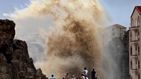 Los residentes de Wenling (China) se reúnen para ver las enormes olas producidas por el tifón Soudelor.- AFP PHOTO