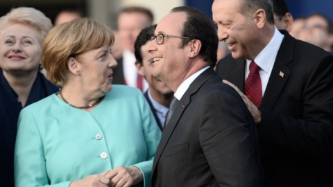 La canciller alemana, Angela Merkel, conversa con el presidente turco, Recep Tayyip Erdogan , en presencia del mandatario francés, François Hollande, durante un cumbre de la OTAN el pasado 8 de julio. - AFP La canciller alemana, Angela Merkel, conversa con el presidente turco, Recep Tayyip Erdogan , en presencia del mandatario francés, François Hollande, durante un cumbre de la OTAN el pasado 8 de julio. - AFP