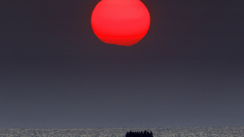 Un bote abarrotado de refugiados sirios, a deriva en el mar Egeo entre Turquía y Grecia, cerca de la isla griega de Kos.- REUTERS / Yannis Behrakis
