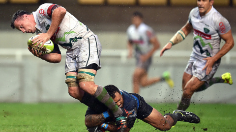 un jugador intenta placar al otro durante un partido amistoso de rugby entre Montpellier y Pau.- AFP PHOTO / PASCAL GUYOT
