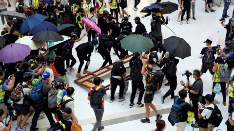 Instante del choque de fuerzas en un centro comercial de Hong Kong. REUTERS/Aly Song Instante del choque de fuerzas en un centro comercial de Hong Kong. REUTERS/Aly Song