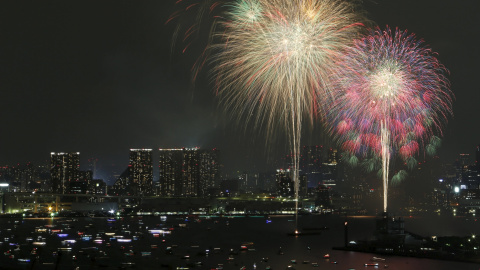 Fuegos artificiales sobre pequeños barcos en la bahía de Odaiba de Tokio durante el festival de fuegos artificiales de la ciudad.-REUTERS / Yuya Shino TPX IMÁGENES DEL DÍA