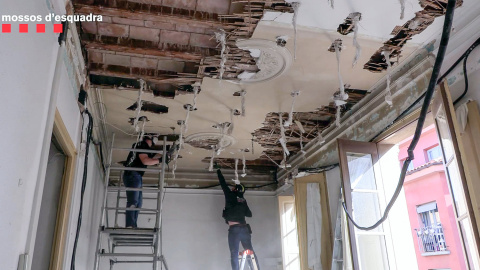 El fals sostre on es van trobar les 12 granades de mà a Castellbisbal El fals sostre on es van trobar les 12 granades de mà a Castellbisbal