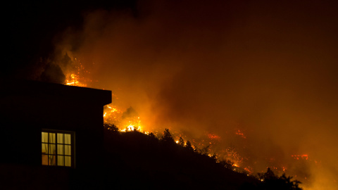 Un incendio arde sin control en Las Manchas, en la isla de La Palma. REUTERS/Borja Suarez