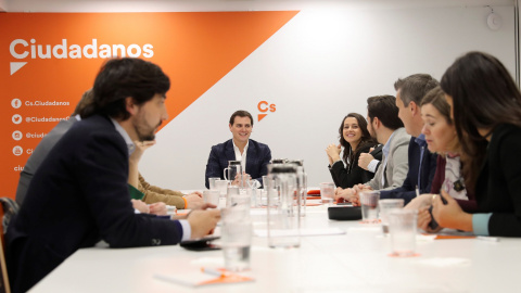 El presidente de Ciudadanos, Albert Rivera, junto a la portavoz Inés Arrimadas, y el resto de los miembros del Comité Permanente del partido naranja. EFE/ Ballesteros El presidente de Ciudadanos, Albert Rivera, junto a la portavoz Inés Arrimadas, y el resto de los miembros del Comité Permanente del partido naranja. EFE/ Ballesteros