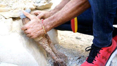 Un agent dels Tedax recull un morter Un agent dels Tedax recull un morter