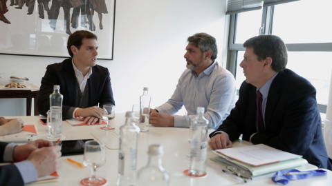 El líder de Ciudadanos, Albert Rivera, con Juan Carlos Quer y Juan José Cortés, promotores de una recogida de firmas a favor de la prisión permanente revisable, en una reunión en el Congreso de los Diputados. EFE/Zipi El líder de Ciudadanos, Albert Rivera, con Juan Carlos Quer y Juan José Cortés, promotores de una recogida de firmas a favor de la prisión permanente revisable, en una reunión en el Congreso de los Diputados. EFE/Zipi