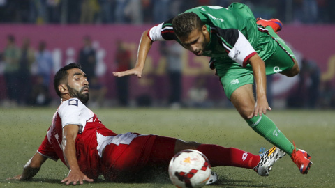Un jugador del Ahly de Hebrón trata de arrebatar el balón a un rival del conjunto de Shuyaiya. - REUTERS