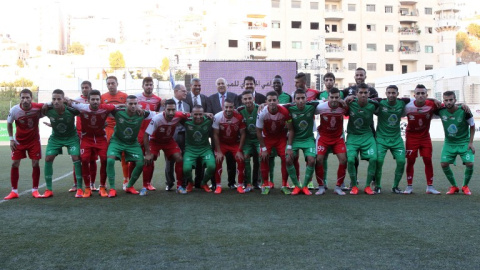 Los dos equipos posan antes del encuentro. - AFP