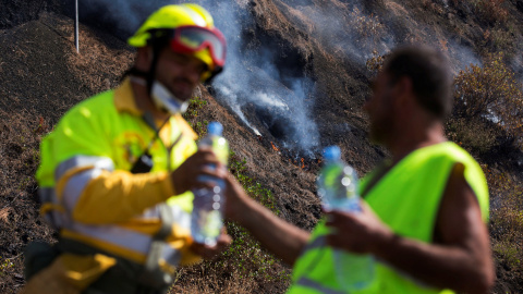 Un bombero bebe agua mientras trabaja en la extinción del fuego de Fuencaliente. REUTERS/Borja Suarez