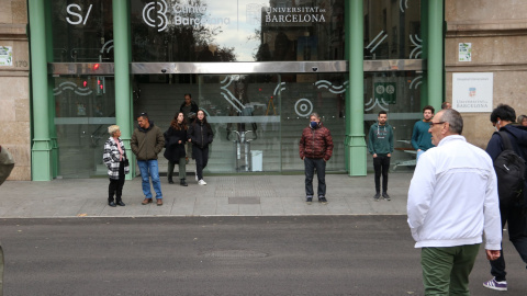 Un grup de persones a l'entrada principal de l'hospital Clínic de Barcelona Un grup de persones a l'entrada principal de l'hospital Clínic de Barcelona