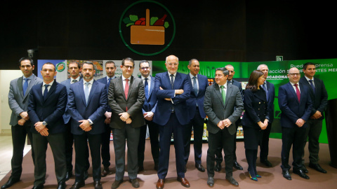El presidente de Mercadona, Juan Roig, con los miembros del Comité de Dirección del grupo de distribución, en la presentación de los resultados anuales. REUTERS/Heino Kalis El presidente de Mercadona, Juan Roig, con los miembros del Comité de Dirección del grupo de distribución, en la presentación de los resultados anuales. REUTERS/Heino Kalis