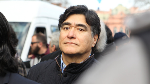 El exsecretario kirchnerista, Carlos Zanini, acudió a mostrar su apoyo a la presidenta de la asociación argentina Madres de Plaza de Mayo, Hebe de Bonafini, en Buenos Aires. EFE/Alberto Ortiz El exsecretario kirchnerista, Carlos Zanini, acudió a mostrar su apoyo a la presidenta de la asociación argentina Madres de Plaza de Mayo, Hebe de Bonafini, en Buenos Aires. EFE/Alberto Ortiz