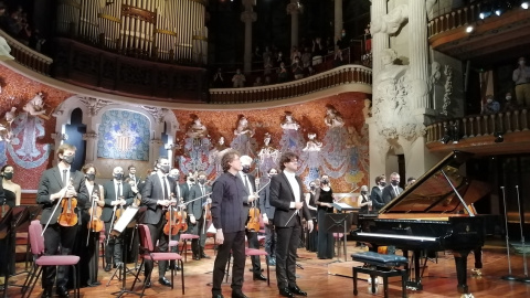 Lewis saluda amb Tomàs Grau, director de la Franz Schubert Filharmonia. Lewis saluda amb Tomàs Grau, director de la Franz Schubert Filharmonia.