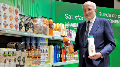 El presidente de Mercadona, Juan Roig, muestra algunos de los nuevos productos tras la rueda de prensa en la que ha presentado los resultados anuales de la compañía. EFE/Manuel Bruque. El presidente de Mercadona, Juan Roig, muestra algunos de los nuevos productos tras la rueda de prensa en la que ha presentado los resultados anuales de la compañía. EFE/Manuel Bruque.